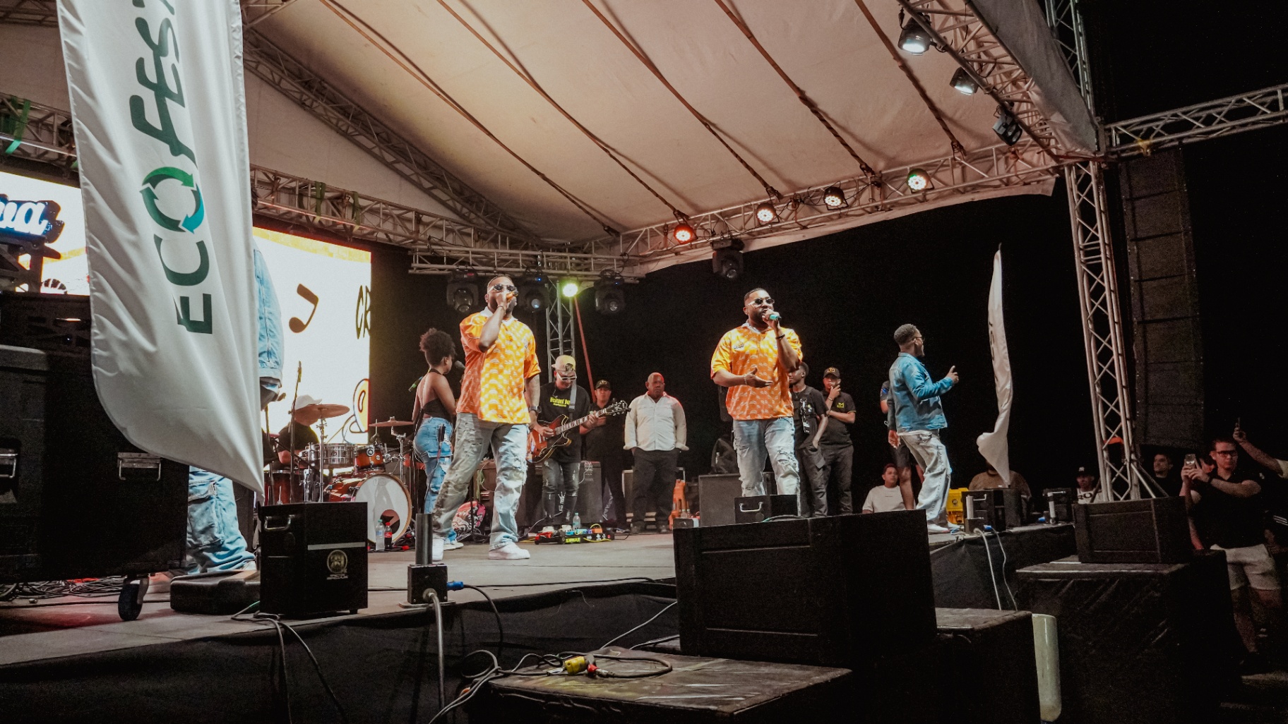 Artistas en tarima principal EcoFest
