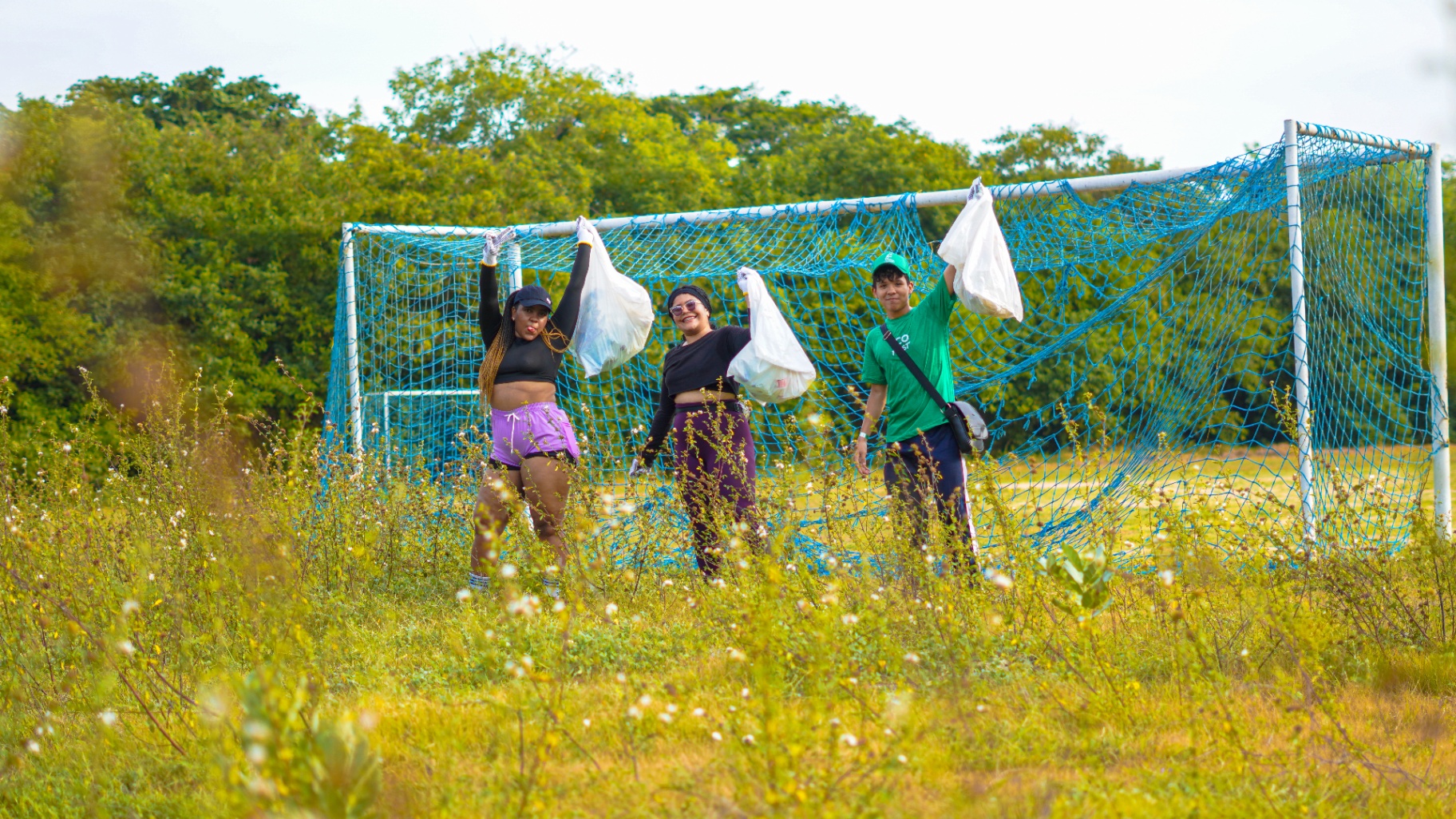 Voluntarios recolectando residuos en el campo