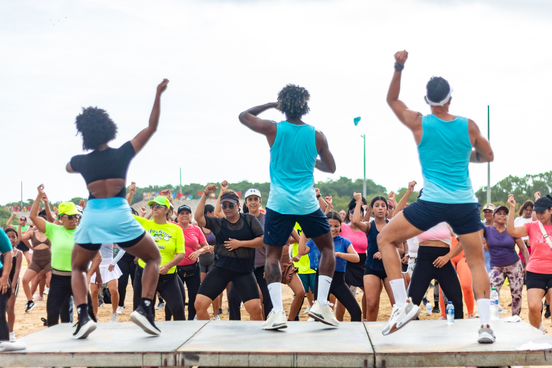 Clase de baile masiva en la playa EcoFest