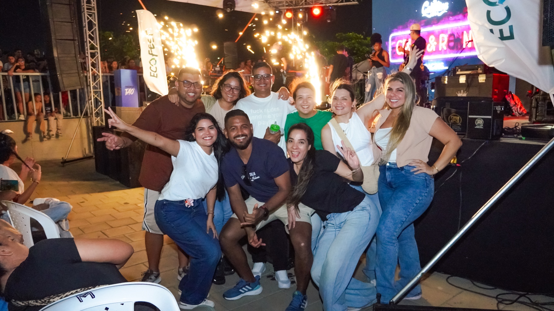 Amigos celebrando frente a la tarima con pirotecnia