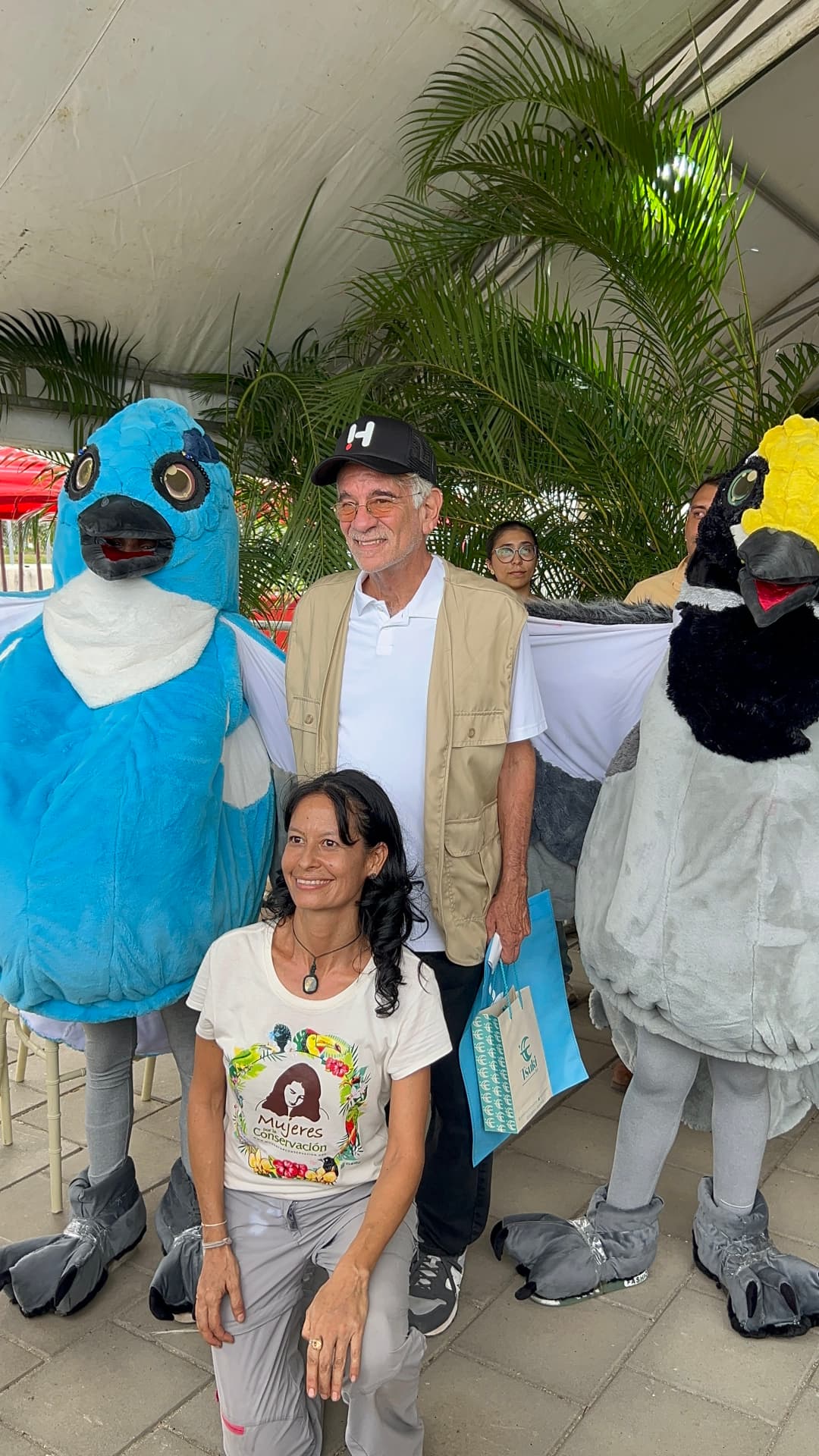 Mascotas de aves y equipo de conservación en EcoFest