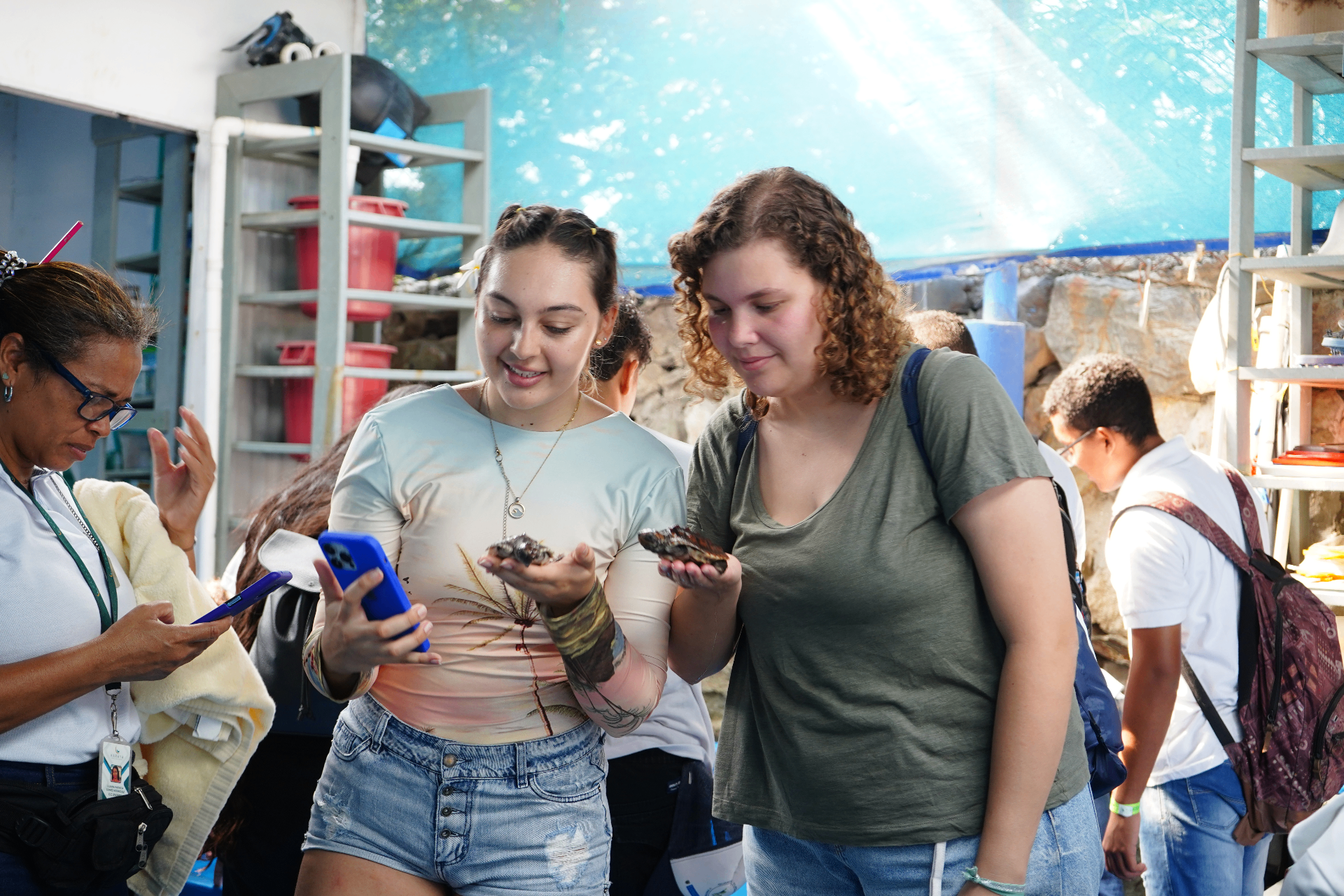 Jóvenes explorando el trabajo de conservación