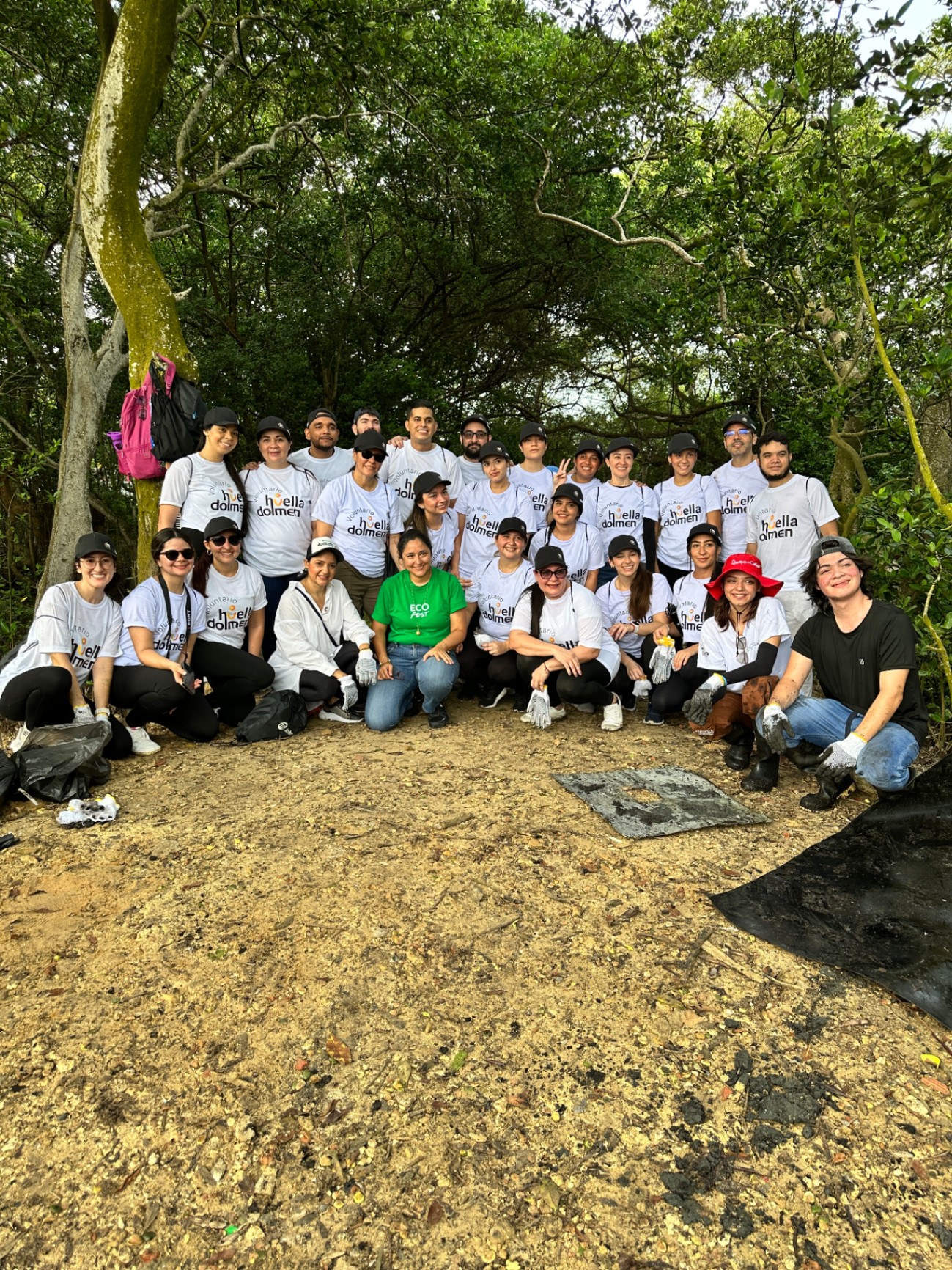 Voluntarios Huella Dolmen posando en grupo